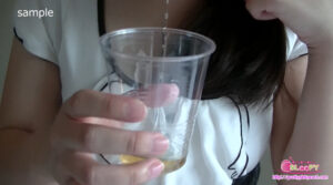 ハーフ顔の美形お姉さんが初めての飲尿に涙目…地方出張で撮った素人の飲尿初体験【無料動画】