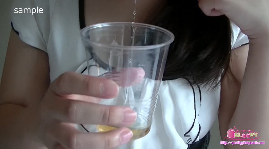 ハーフ顔の美形お姉さんが初めての飲尿に涙目…地方出張で撮った素人の飲尿初体験【無料動画】