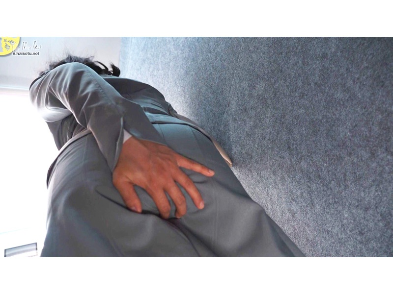 閉じ込められたエレベーターで脂汗…我慢の限界でうんこ漏らし【OHOJHI-751】