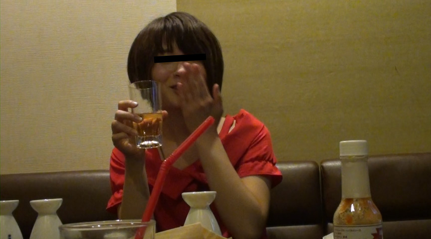 お酒で具合が悪くなり2回の自然嘔吐…華奢な素人・美咲ちゃんのリアルなゲロ動画Vol.2【無料動画】
