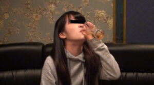 日本酒を飲んで体調が悪くなり…素人りおちゃんの自然嘔吐【無料動画】